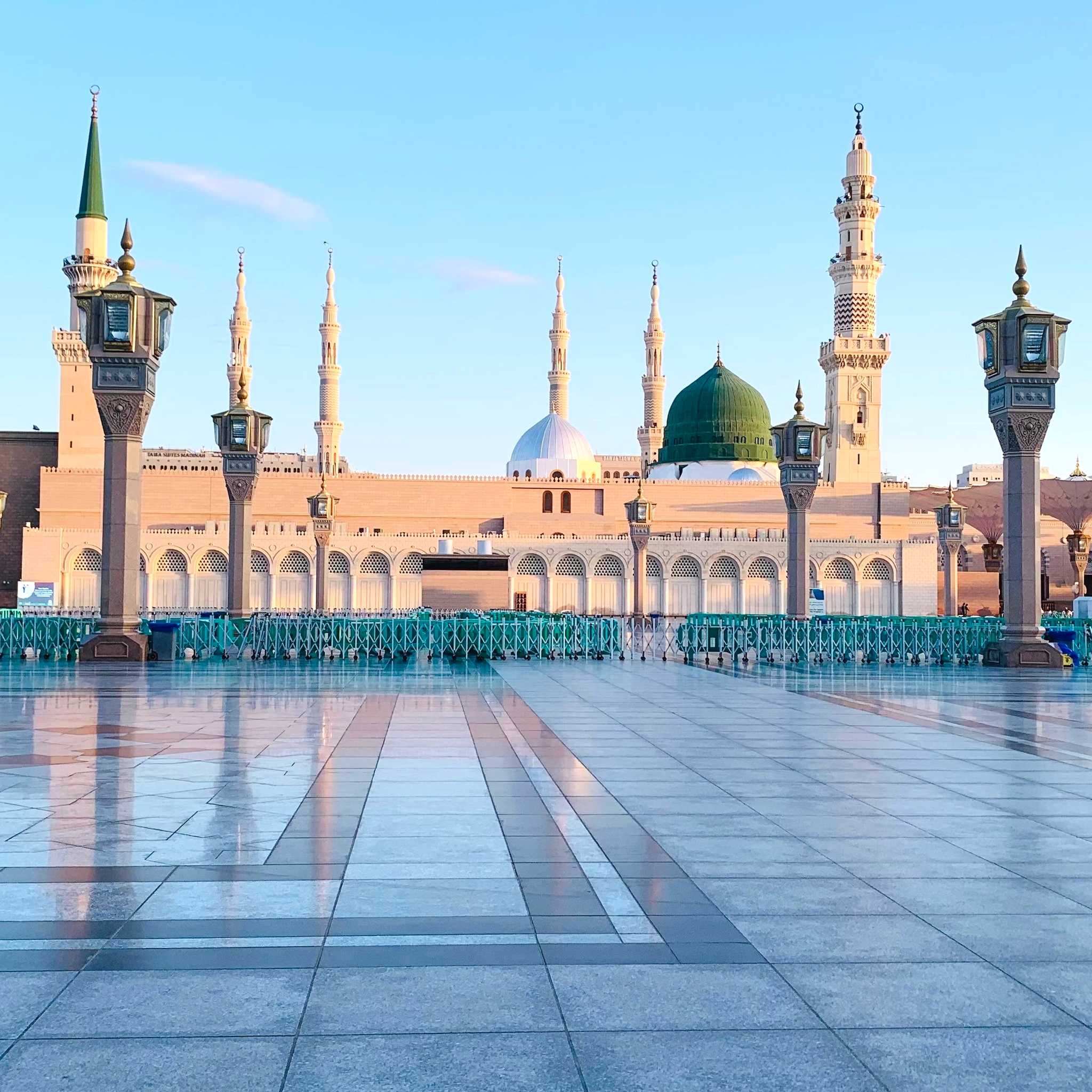 Private car transfers in Saudi Arabia from Medina